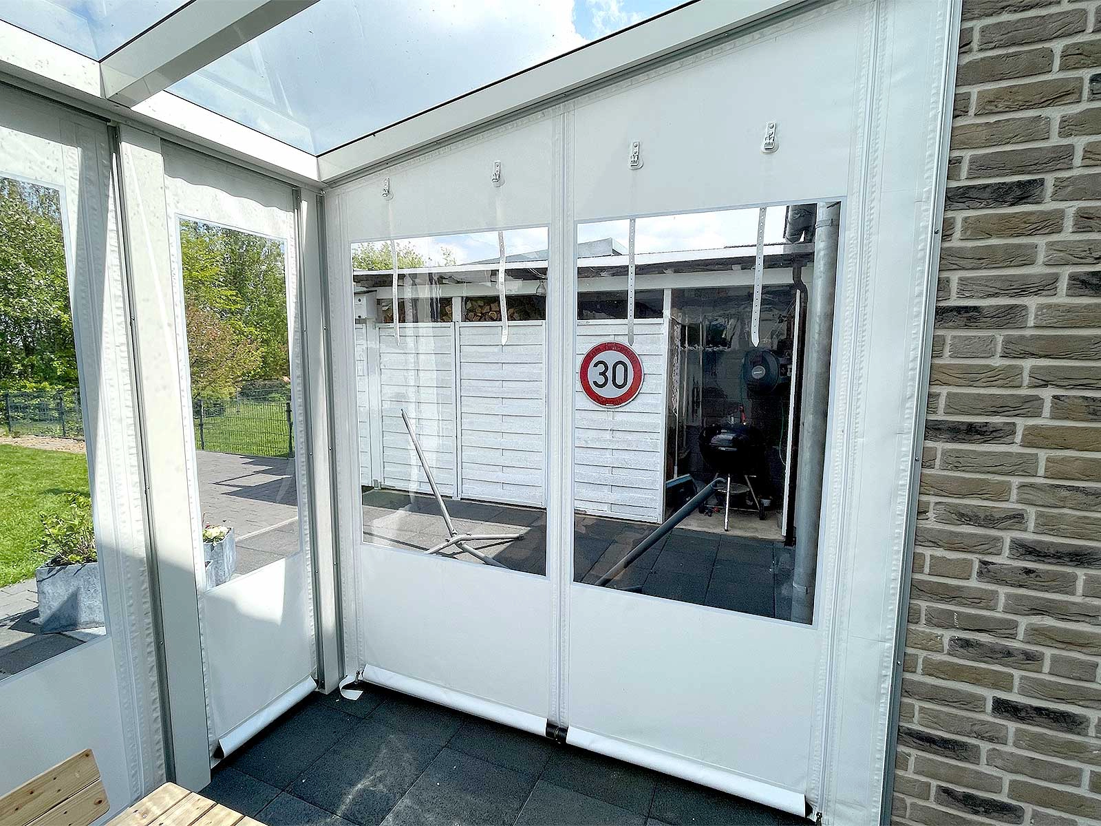 Modernes Einfamilienhaus mit Rollläden