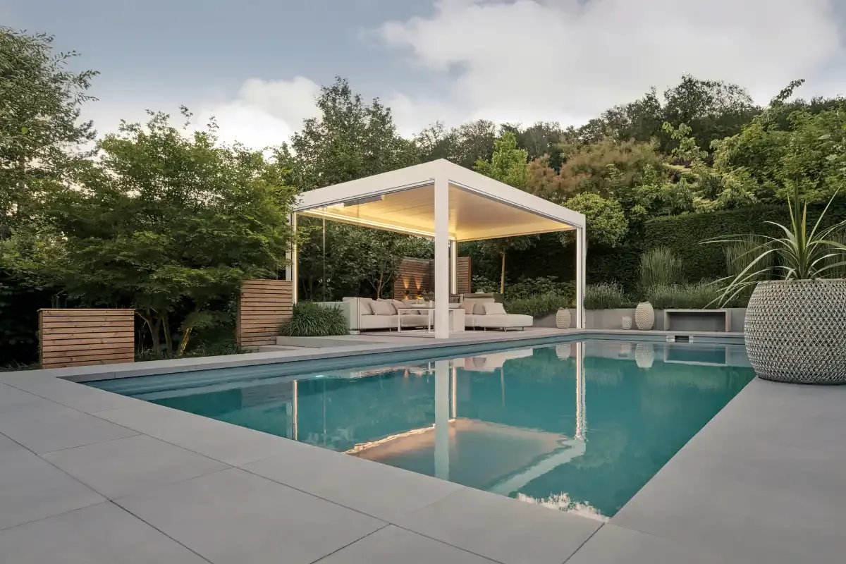 Weißes Lamellendach über der Sitzecke