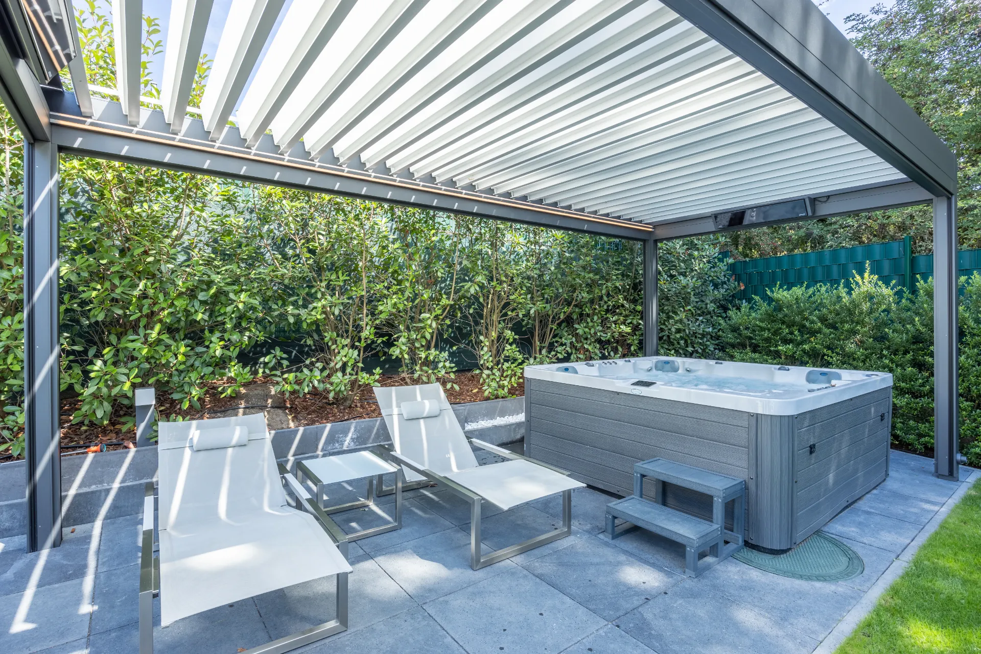 Lamellendach mit Stoffdach Warema Lamellendach mit weißen Lamellen und whirlpool